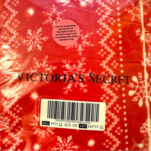 Victoria’s Secret plush fleece blanket Christmas holiday red white snowflake ‘22 - Picture 5 of 6